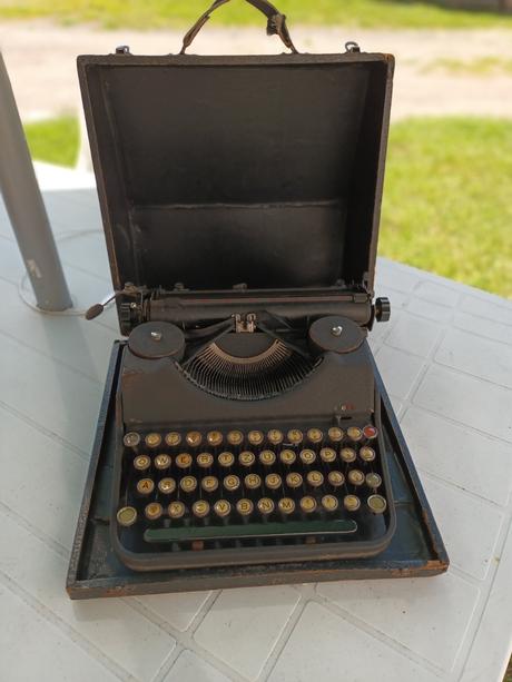 Starý kufríkový písací stroj, 