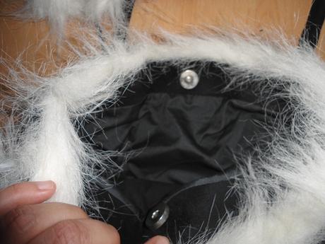 Cierna chlpata kabelka, 