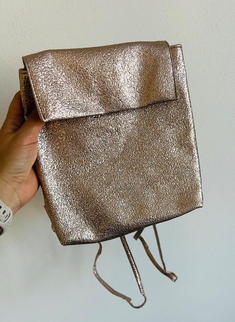 Ružovo zlatý batoh, 