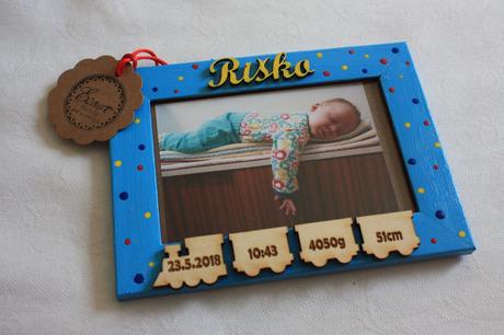 Rámik s menom a údajmi o narodení, 