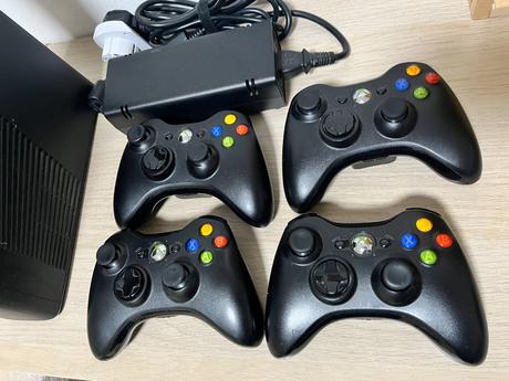 Xbox 360 + 4 originálne ovládače + kinect + 33hier, 