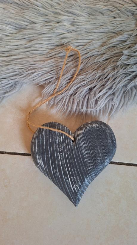 Drevené závesné srdce,