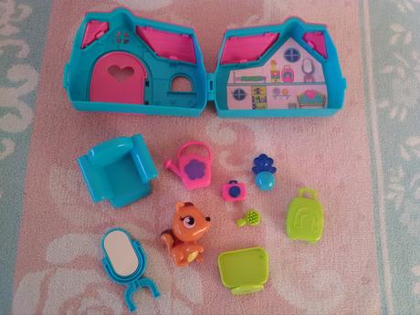Malý plastový domček s hračkami, 