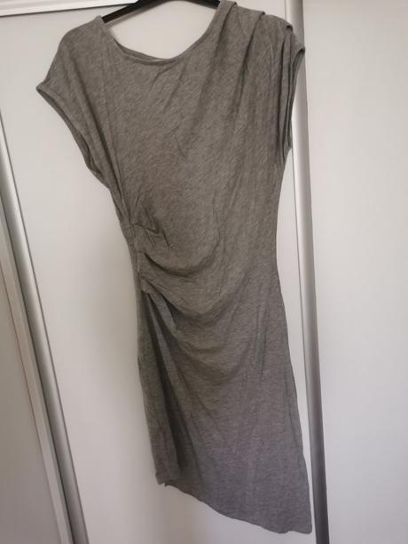 Asymetrické sivé saty, m