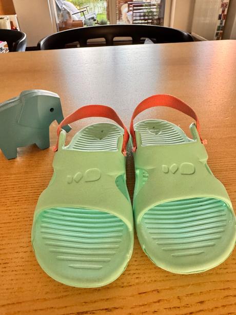 Slapky do vody nabaji, 27