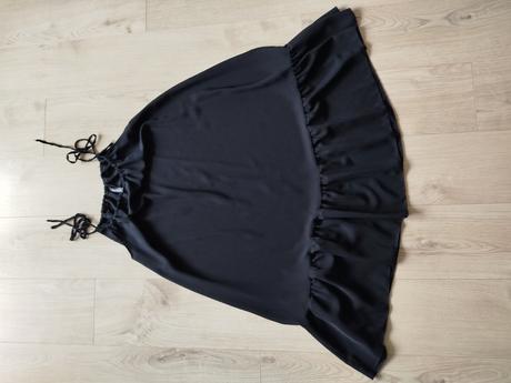 Dámske čierne šaty na ramienka, 