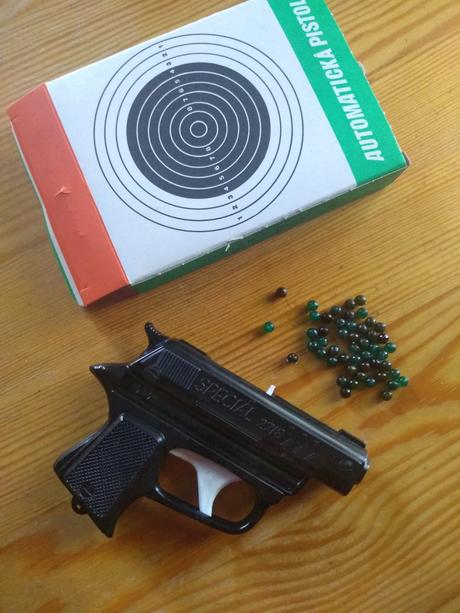 Retro pištolka s guličkami - 13 eur,