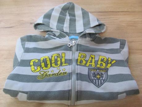 Šedá mikina s kapucňou, 122