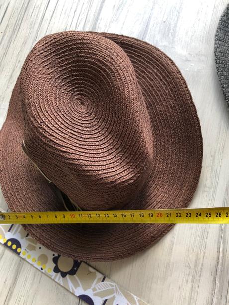 Rôzne opasky klobúky, 