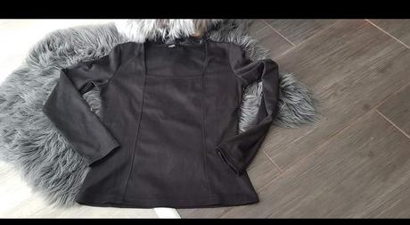 Tričko so zaujímavým výstrihom, s