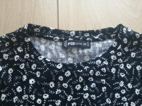 Šaty s drobnými kvietkami čiernobiele, fishbone,xs