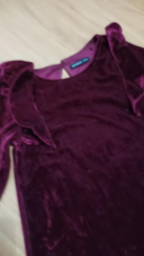 Krásne zamatové šaty s volánikmi, reserved,116