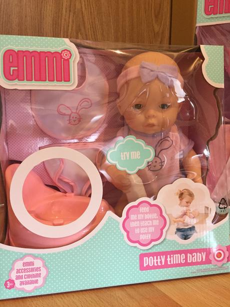 Cikajuca babika emmi s bohatym prislusenstvom,