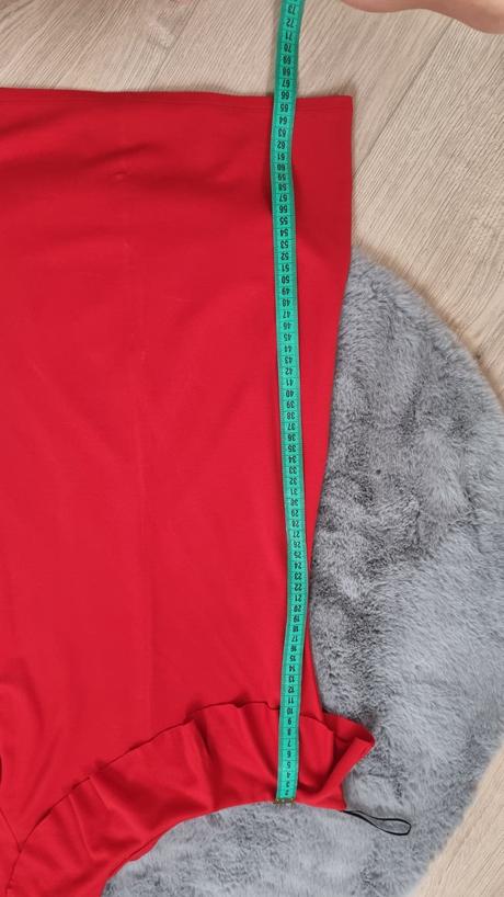 Šaty s holým ramenom, s