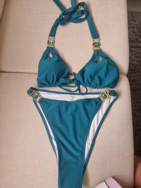 Viac bikiny, 44
