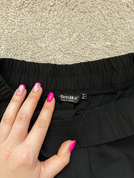 Elegantné čierne kraťasy, bershka,m