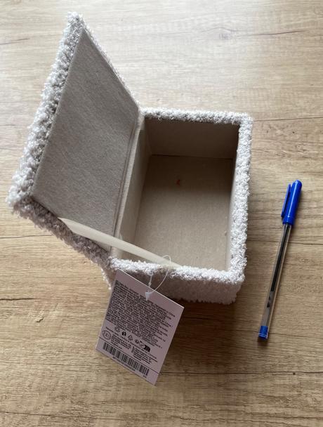 Nová bledá krabička šperkovnica, 