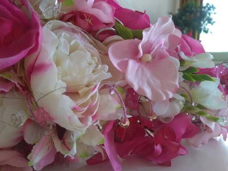 Svadobna kytica z umelych kvetov,