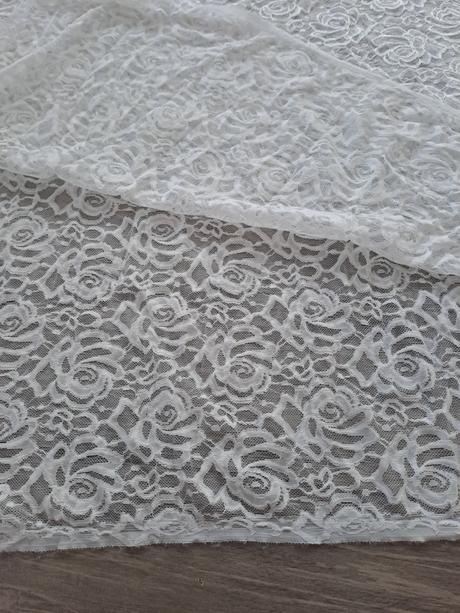 Krásna čipkovaná látka na svadobné šaty, 