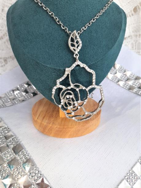 Dlhý náhrdelník-ruža,