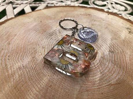 Ručne vyrobené živicové kľúčenky, 