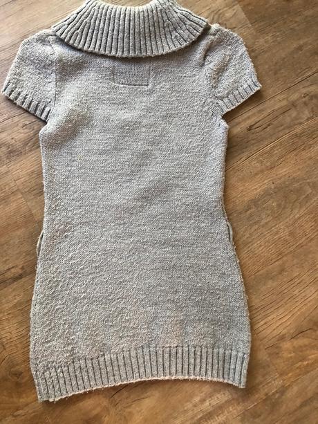 Sivé pletené šaty, 134