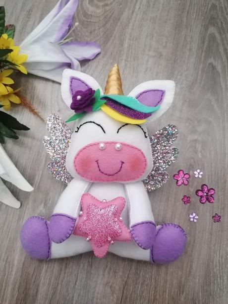 Rucne šitý jednorožec, 