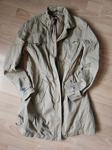 Pekná hnedá bunda, s