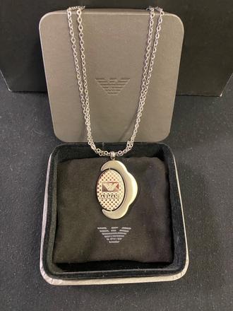 Armani privesok, armani