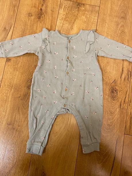 Kvetovany rebrový overal s volanmi, h&m,74