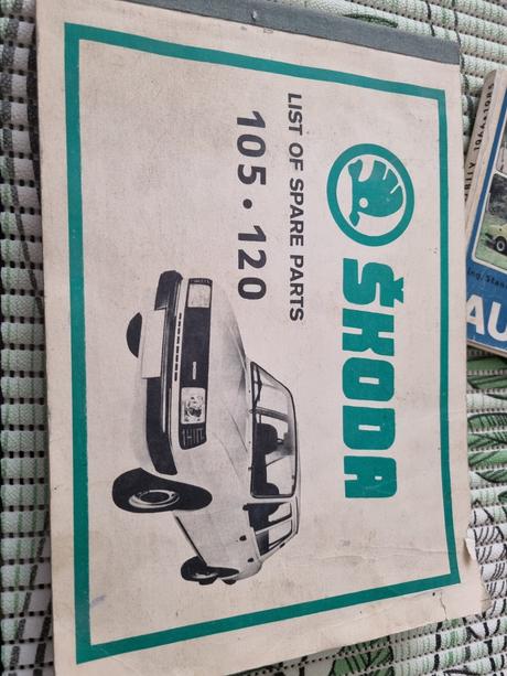 Kniha o škodovkach z r.1983,