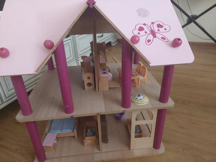 Drevený domček s príslušenstvami, 