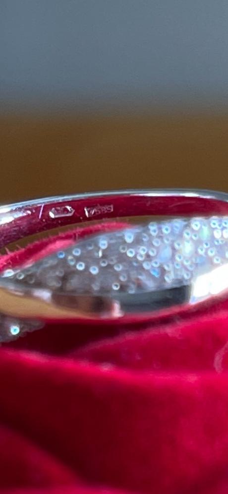 Prsten z bieleho zlata,