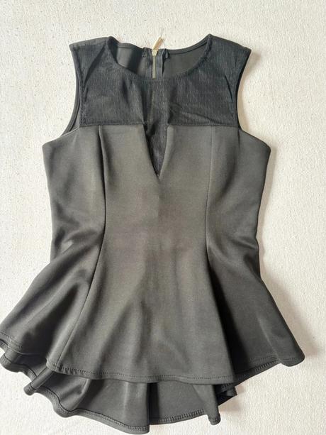 Elegantný čierny peplum top, s