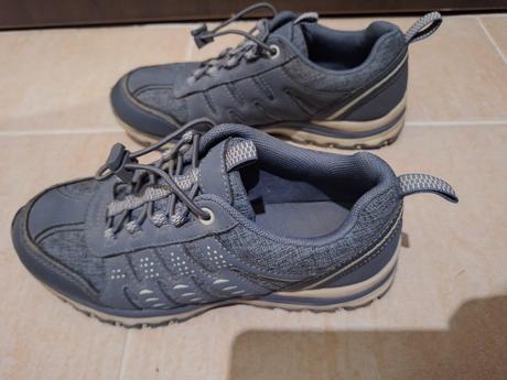 36 turisticke  topanky, graceland,36