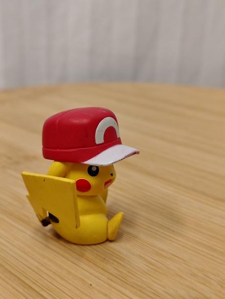Figúrka pokémon pikachu s ashovou čiapkou, 4 cm, 