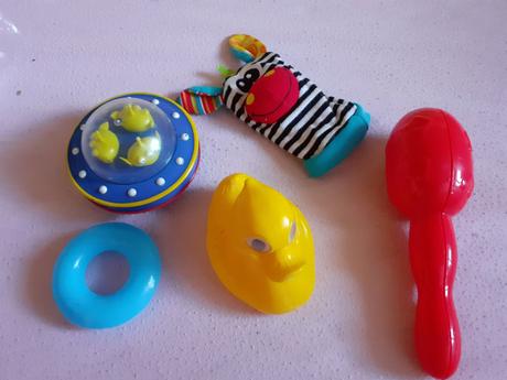 Hracia deka s rôznymi hračkami,