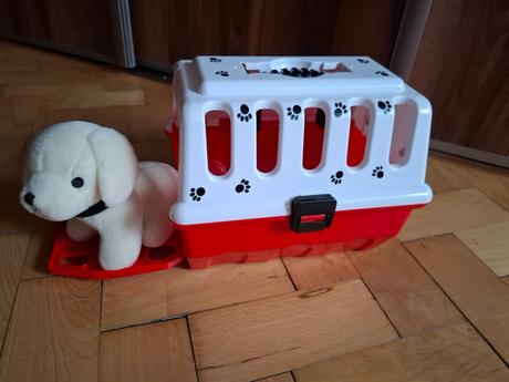 Psík v prenosnej klietke,