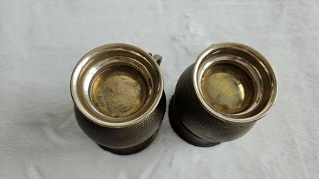 Pár zdobených mosadzných džbánov / pohárov, orient, 