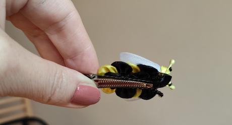 Včielka ako sponka do vlasov alebo ako brošňa, 