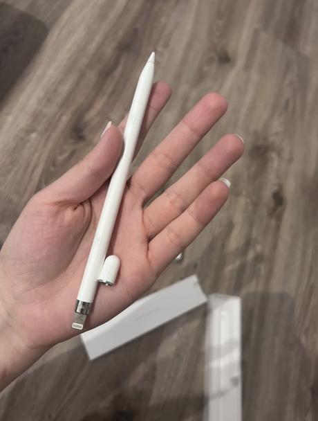 Apple pencil, apple