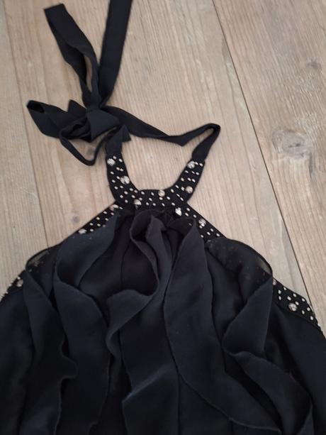 Cierne saty s volanmi, 