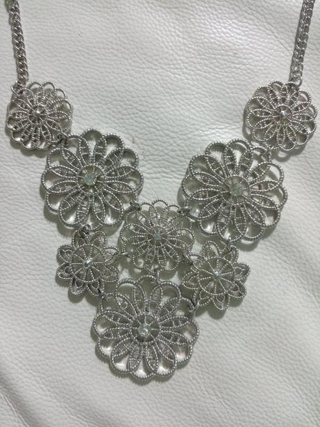 Kovový náhrdelník,