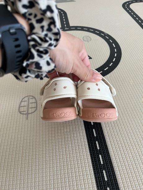 Sandalky liewood, 29