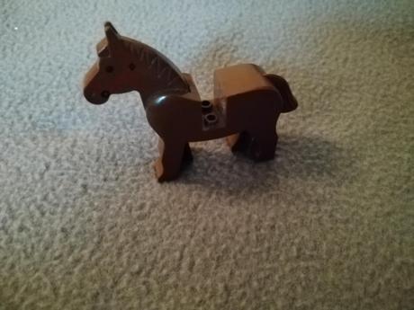 Lego kôň s červenou uzdou, 
