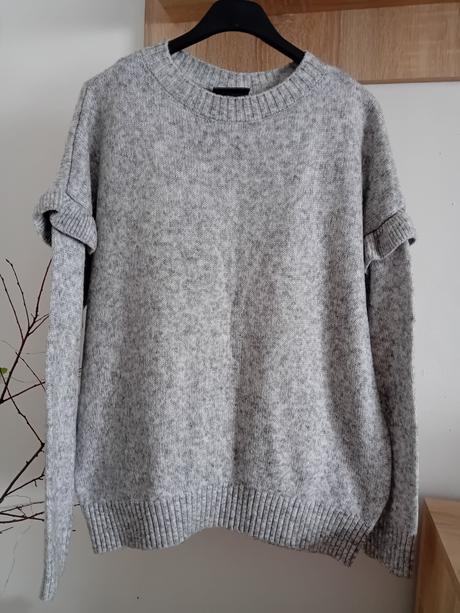 Šedý sveter s volánikmi, c&a,m