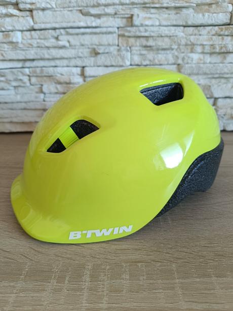 Cyklistická prilba, aj na korčule, s