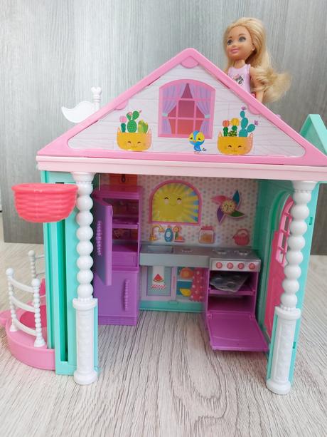 Barbie sestrička chelsea a domček,