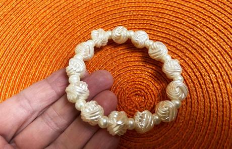 Perleťový náramok, 