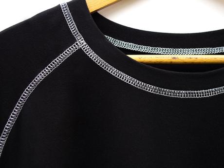 Čierne tričko so štepovaním, l